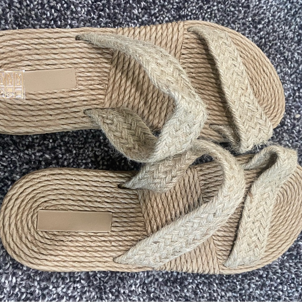 Women’s woven sandals